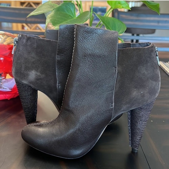 Gorgeous, dark brown suede, & pebble grain leather booties, size 8.5 - Picture 7 of 8
